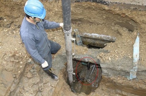 台湾民众加油站旁挖地道凿管偷油(图)