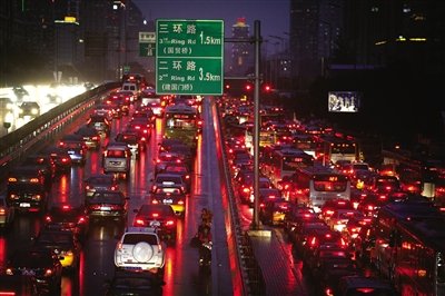 北京昨日晚高峰降雨致全市交通大面积拥堵(图)