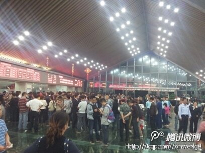 华山游客聚集在售票大厅