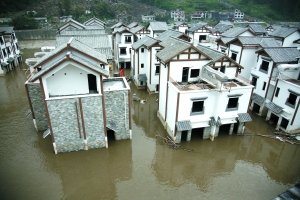 8月16日，汶川映秀镇新城全貌，水位略有下降。8月13日暴发的泥石流截断岷江，新城被淹，那时距离交付只有10多天。