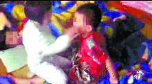 幼儿园老师指挥女童掌掴男童并录下视频(组图)