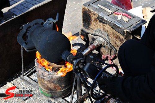 这种老式爆米花机还是大受欢迎，每年腊月在农村和城市的背街小巷时常还能见到用“炮弹”制作爆米花的师傅。