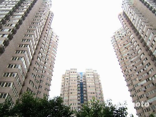 近期，新“国五条”细则对二手房转让所得征收20%所得税的规定，使二手房市场出现短期交易的高峰。同时，新房市场也将迎来新一轮的供应，报价出现明显上涨。