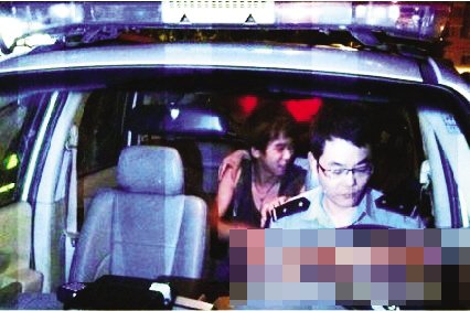 富二代出手伤人被控制 警车内微笑搭肩引联想