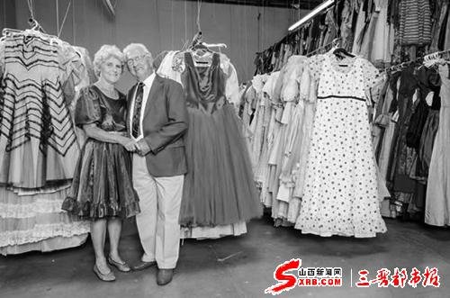 执着丈夫56年购买55000条裙子给妻子(图)