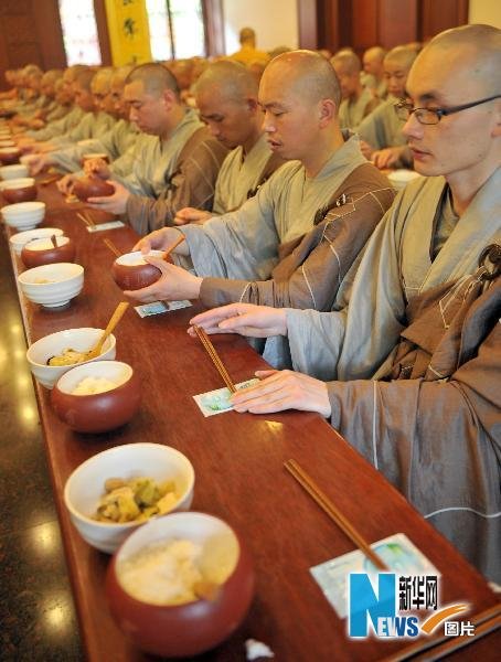 5月21日,托钵僧人在品尝"托钵乞食"来的粗茶淡饭.新华社记者王定昶摄