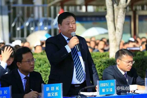 陕西县长广场问政被质问 有人现场举报干部贪污