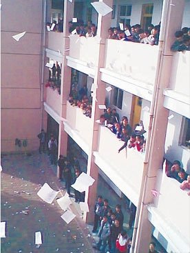 网曝江苏一中学教师领8个月白条罢课 学生声援