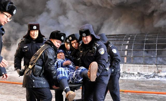 哈尔滨火灾现场纪实:辅警争先深入火场救人