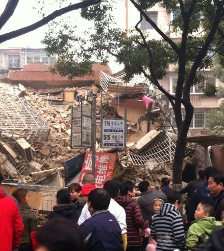 浙江宁波一6层民房突然倒塌 可能有人被埋(图)