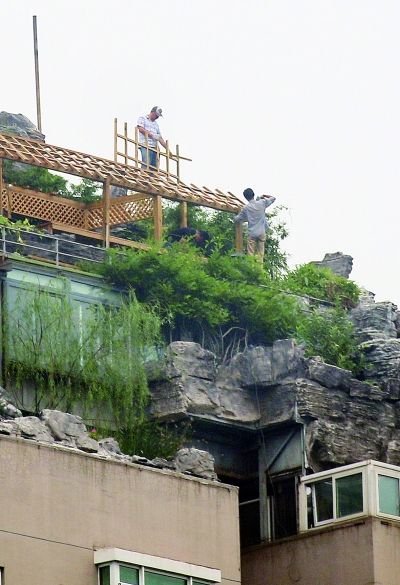 北京顶楼违建别墅拆除进度慢 1小时只拆5米
