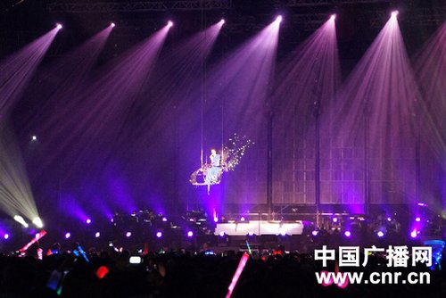 王菲重庆演唱会18日顺利举行 开口向观众道歉_新闻_腾讯网