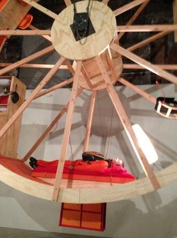 美艺术家住进巨型仓鼠滚轮 吃饭睡觉不离开(图)