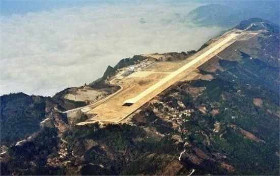 广西河池劈山建成山顶机场 状如航空母舰(图)
