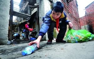 13岁男孩捡瓶子为自己攒8000元手术费(组图)