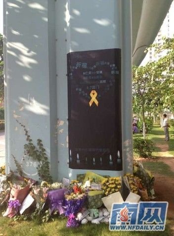 厦门公交大火事发地桥墩处不断有人献花哀思