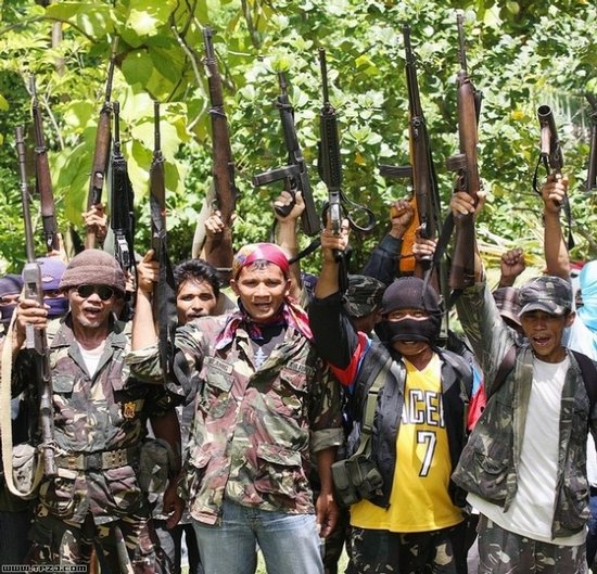 菲军方谴责叛军残杀政府军士兵并用平民当人盾