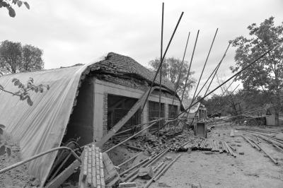 北京延庆在建楼房坍塌致2死3伤 或因设计不合理