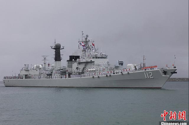 国海军哈尔滨舰远航被渔网缠住 技术老兵排障