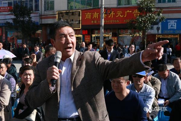 陕西县长广场问政被质问 有人现场举报干部贪污