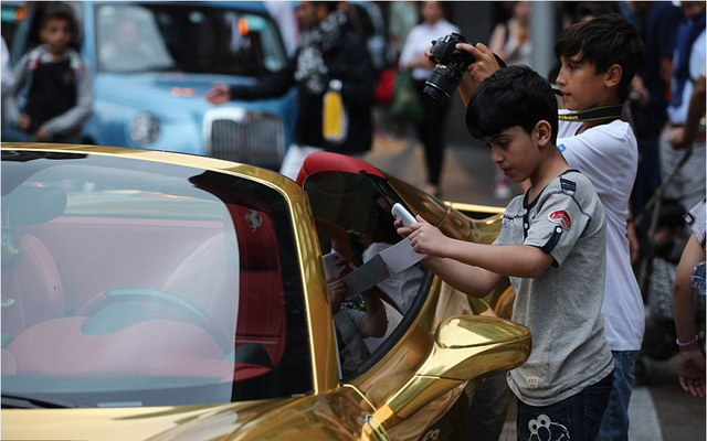 巴黎街頭現“黃金戰車” 價值四千萬車牌號666