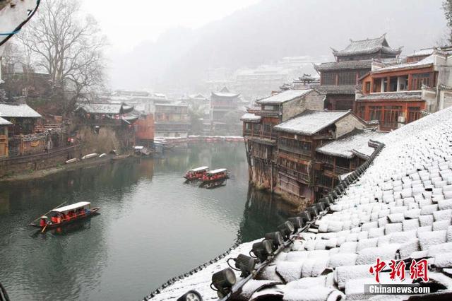 湖南凤凰古城降雪 美如画卷(组图)