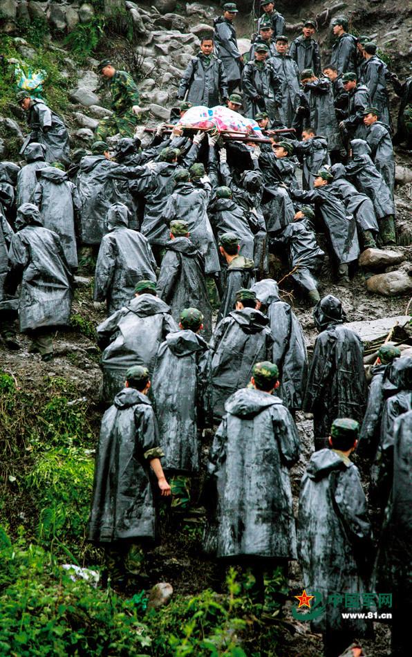 2008年5月12日,汶川大地震发生,天摇地动,山崩地裂……地震发生后