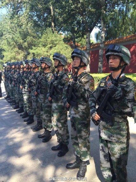 阅兵现场:替补战士不上场仍坚持练兵