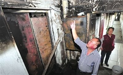 北京一居民楼三处杂物深夜起火 疑人为纵火