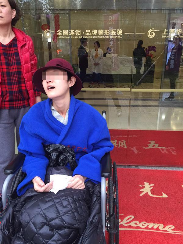 2016年，坐在轮椅由妈妈推着到华美医院维权。