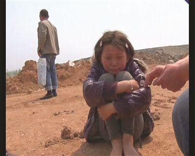 南京两名儿童落水 10岁女孩跳水救人后被吓哭