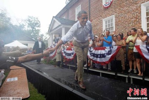 当地时间2012年7月14日，美国总统奥巴马在维吉尼亚州参加竞选活动，发表演讲时突降大雨。