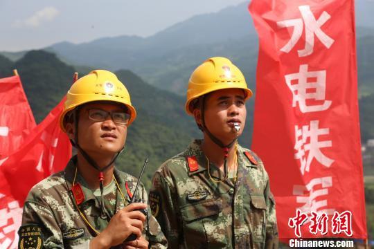 武警水电官兵全神贯注进行山体观测，警戒山体有无落石。李斌 摄