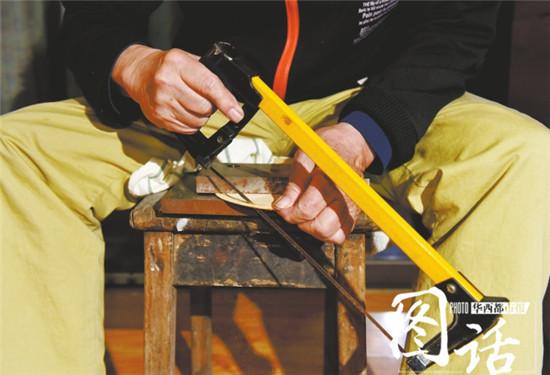 乒乓球拍制作一个很重要的工序就是打磨,光是砂纸从粗到细就有5种,最后还需要用筷子来打磨光滑。 虽然两鬓早已斑白,但曹大爷的身体还挺好,年逾八旬,自制乒乓球拍的手艺也没落下。 他拿出一只乒乓球拍说,制作的第一步是选择合适的底板材料,底板要求轻,还要有弹性!他拿出了一张底板,一般来说,泡桐木材质比较好,但缺乏弹性,桧木就好多了。 选择好底板后,需要加7-9层的薄板,每一层薄板只有3-4毫米厚,薄板的作用是增加弹性,分别加在底板上,要对称分布。粘贴好薄板后,最后一步,便是粘贴胶皮和海绵。 通常来说,