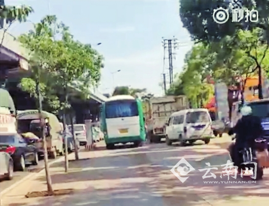 遇到堵车犯冲动公交开上人行道 网友:“咋不上天呢”