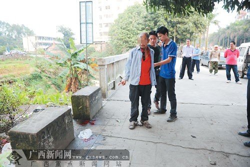 男子持刀当街捅死小偷 涉嫌六年前曾杀害四人(图)