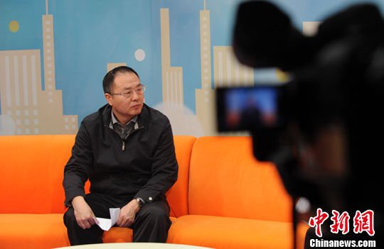 中国社会科学院人口与劳动经济研究所副所长张车伟19日作客中新网《新闻大家谈》，围绕“单独二胎”政策如何落地，以及如何与之前生育政策稳妥衔接等问题，与网友在线交流。中新网记者 张越 摄