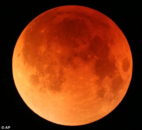 全球多地6月15日夜间至16日凌晨可观测到月全食，月亮呈红色(图为资料图)