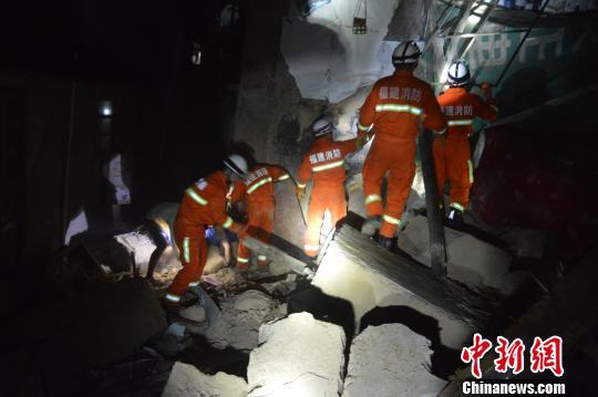 6月16日晚，福建莆田荔城区拱辰街道赤溪一土质结构民房因长期下雨导致地基下陷，一名男子被埋压。莆田消防摄