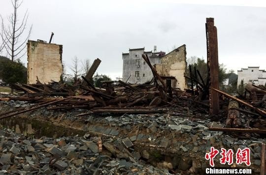 暴风雨强袭 江西雍正年间古建筑倒塌拍