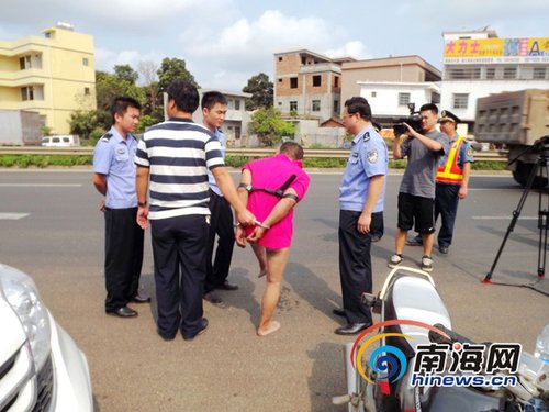 海口:男子盗摩托车逃跑 遇交警查车被擒