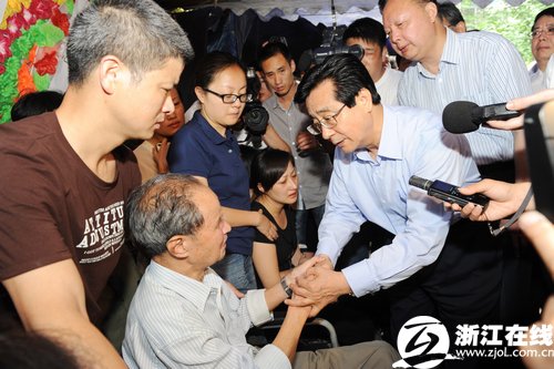 浙江省委书记赵洪祝慰问吴斌家属当场落泪