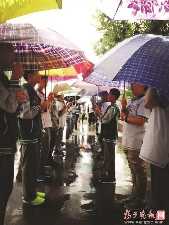 200多中学生雨中举伞 为没伞同学撑“遮雨走廊”