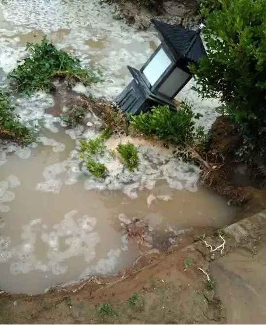 甘肃35个乡镇突遭暴雨袭击 国道毁坏小车被冲走1