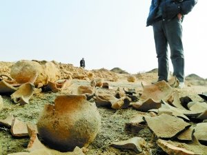 甘肃永登古墓遭200名盗墓贼盗掘 400村民抓贼