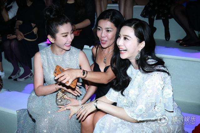 范冰冰带父母看时装秀 与李冰冰热 聊破 不和传