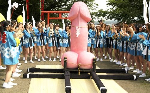 震撼组图:日本民众膜拜男性<em>生殖器</em>图腾_新闻_