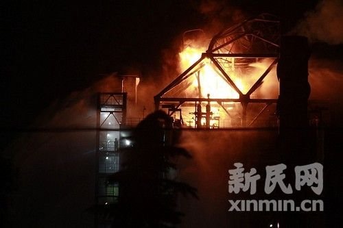上海浦东高桥炼油厂起火 暂无人员伤亡(图)