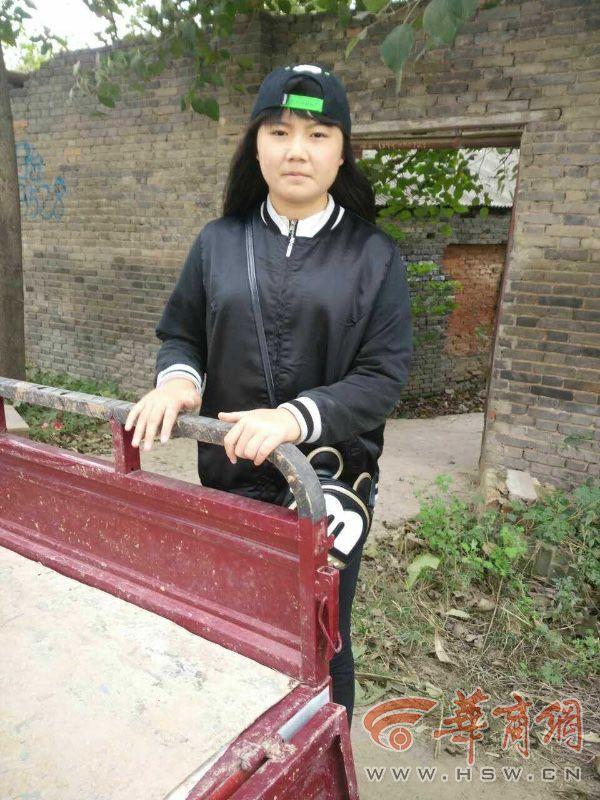 两天来,小雨的父亲母亲及家里的所有亲朋好友找遍了所有可能的地方,联络了所有的同学朋友,但均没有孩子的消息,“孩子是10月2号一个人去她舅舅家的。”小雨的妈妈常女士介绍,当天小雨但舅舅家时,舅舅没在家,孩子还是借用陌生人的电话联系到舅舅,然后在舅舅家门口等舅舅回来。呆了两天,很舅舅舅妈一起吃饭,玩儿,10月4日晚8点30分左右离开舅舅家,从此杳无音讯。