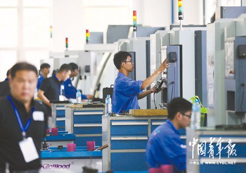 6月26日，在天津机电工艺学院举行的“数控车床加工技术”比赛中，一位参赛学生正在操作机器。本报记者 陈剑摄